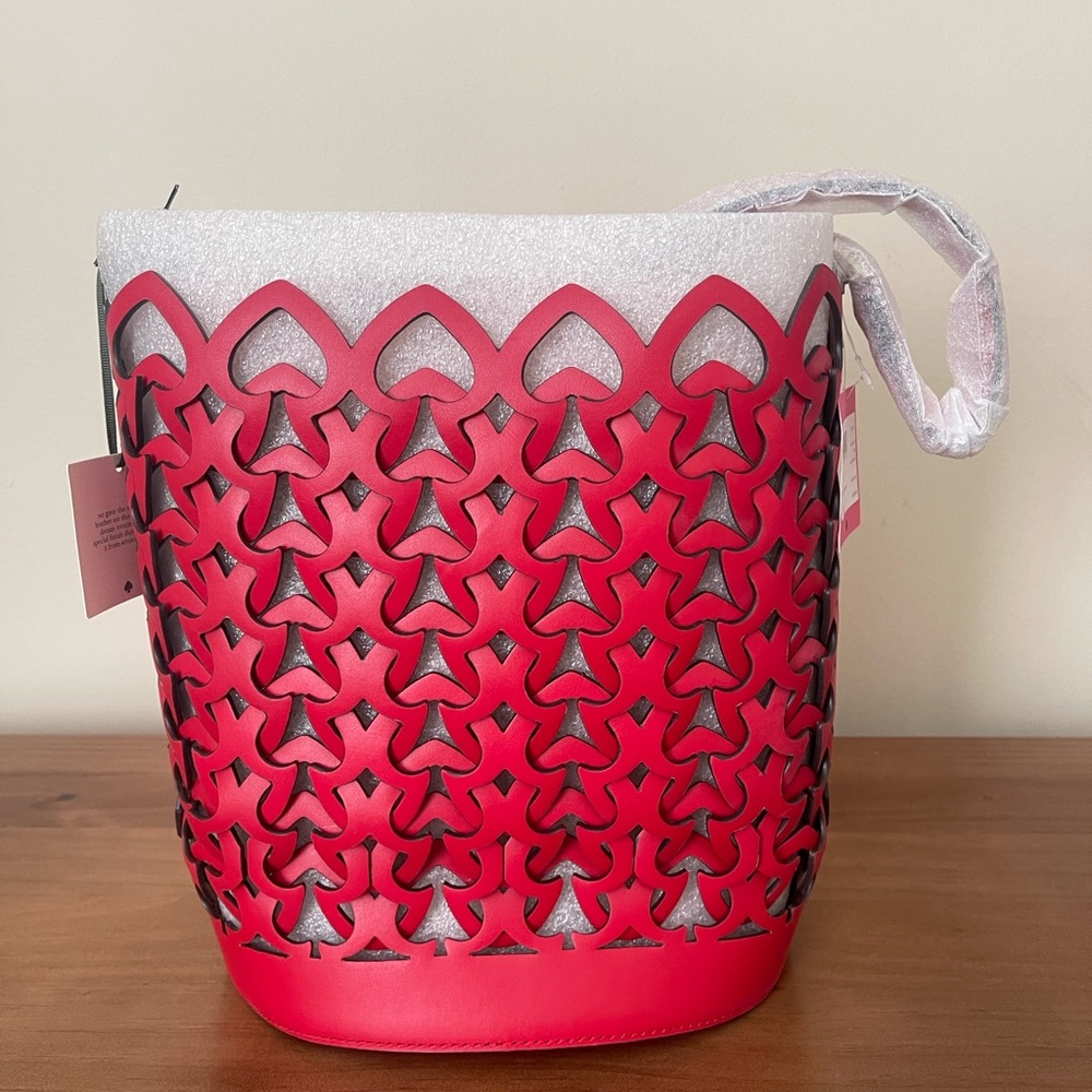 NWT Kate Spade Dorie Medium Bucket Bag in Hot Chili. 🌶️